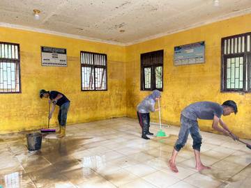 Tim KKN Relawan Unimal Bersihkan Lumpur Matang Rubek