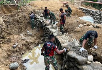 Pulihkan Akses, TNI Pasang Jembatan Armco di Langkahan