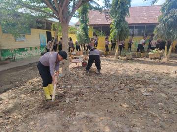 Polisi Gotong Royong Bersihkan MIN 21 Aceh Utara