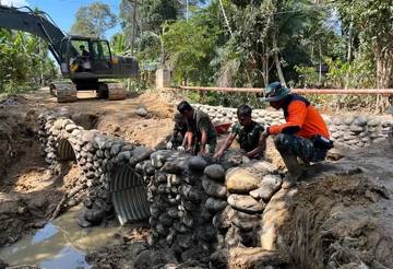 Babinsa Amankan Pengerjaan Jembatan Armco Desa Bukit Linteng