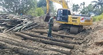 Babinsa Samudera Kawal Perbaikan Tanggul Sungai Krueng Pase