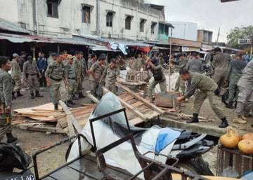 Kios PKL di Badan Jalan Pasar Pagi Dibongkar