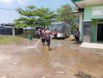 Polisi Bersihkan Puskesmas Babah Buloh Pasca Banjir