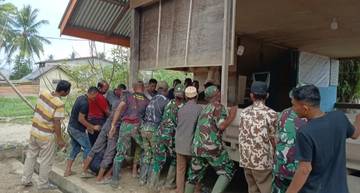 TNI dan Warga Bahu-Membahu Geser Balai Pengajian