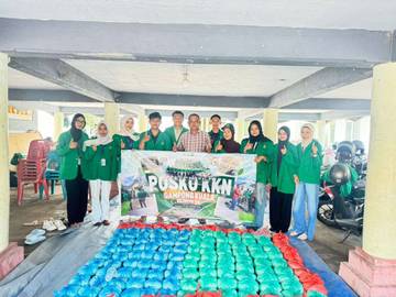 Mahasiswa Unimal Membantu Pembagian Beras untuk Korban Banjir