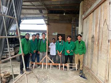 Mahasiswa dan Warga Buat Alat Tanam Jajar Legowo 