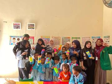 Mahasiswa KKN Gelar Giat Edukatif Daur Ulang Botol