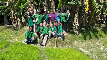 Mahasiswa Unimal Cek pH Tanah Sawah Pulo Iboih