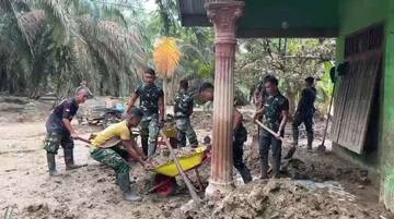 Prajurit TNI Bersihkan Rumah Lansia Terdampak Banjir