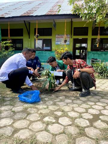 Mahasiswa KKN Unimal Hijaukan SDN Dewantara