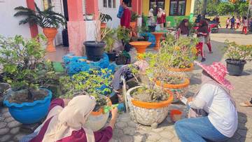 Mahasiswa KKN PPM UNIMAL Gotong Royong di Sekolah