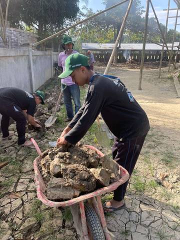 Mahasiswa KKN Relawan Pulihkan Masjid Pascabanjir