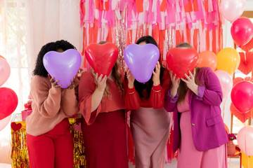 Rayakan Februari Tanpa Pasangan dengan Galentine