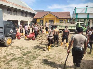 Polres Lhokseumawe Gotong Royong di Desa Lagang