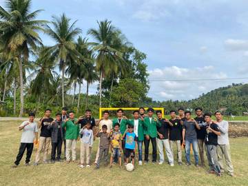 Mahasiswa KKN Unimal Membuat Gawang Sepak Bola