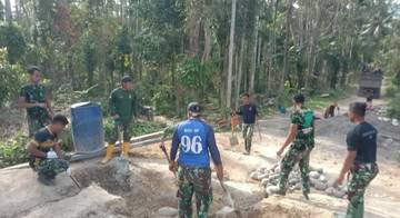 Babinsa Monitoring Pembangunan Jembatan Gantung Garuda