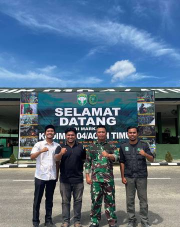 Serikat Mahasiswa Langsa Bersama TNI Bersihkan Lingkungan