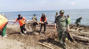 TNI, BNPB, DLHK serta Warga Bersihkan Pantai Hagu Barat Laut