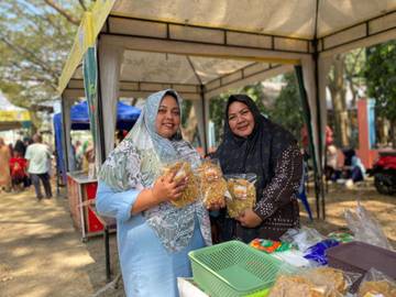 Denita Bangkit Lewat Usaha Peyek Rumahan