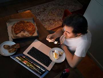 Ngemil Malam Bikin Gemuk: Mitos atau Fakta?
