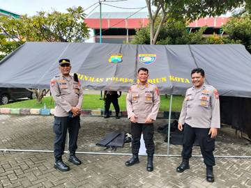 Polisi Pasang Tenda di GOR Wilis Jelang Lomba Drumband Walikota Cup-1