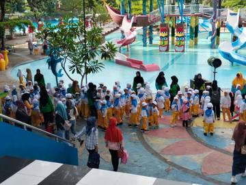 Keceriaan Anak-Anak TK ABA-3 Madiun di Kolam Renang Suncity Theme Park