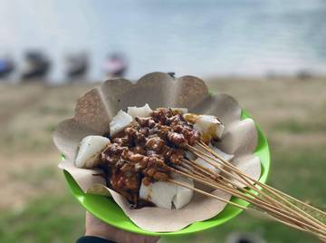 Menikmati Keindahan Telaga Sarangan dan Kelezatan Sate Kelinci