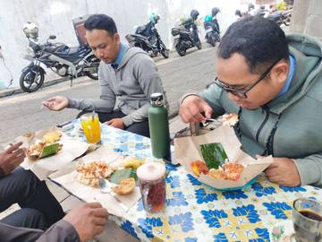 Angkringan Favorit Pak Har Pinggir Kanal Barat Stadion Wilis