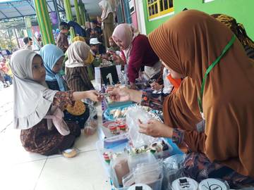 “Market Day” Jajan Pintar Anak TK ABA 3 Madiun