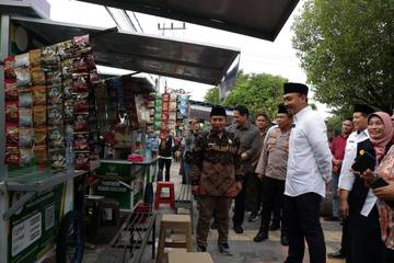 Resmi, 30 PKL di Ngawi Mendapat Bantuan Gerobak