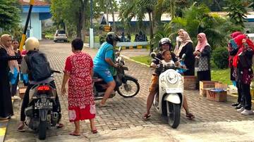 DWP RRI Madiun Bagi-bagi Takjil, Serentak Se-Indonesia