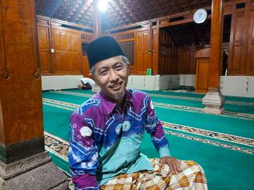 Cerita Kyai Ahmadi, Imam dan Generasi Kelima Penjaga Masjid Kuno At-Taqwa Godekan