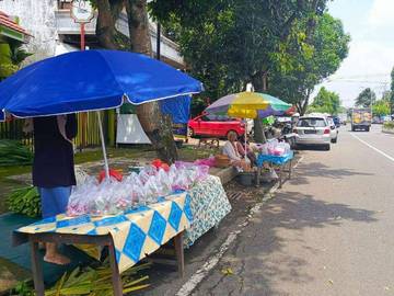 Geliat Penjual Bunga Tabur Menjelang Lebaran di Magetan