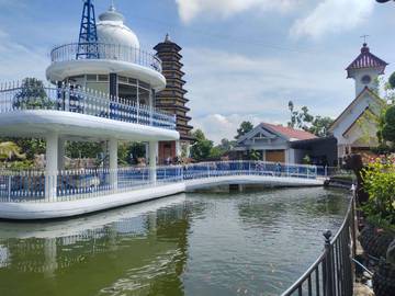 Wisata Replika Tempat Ibadah Lima Agama di Momen Hari Kartini