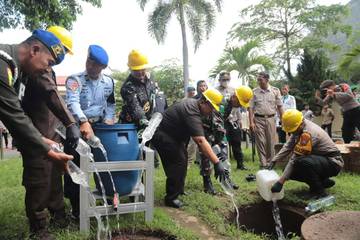 Jelang Lebaran, Polres Magetan Musnahkan Ratusan Liter Miras dan Puluhan Knalpot Brong