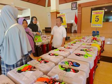 Jemaah Calon Haji Magetan Antar Koper dengan Beragam Penanda
