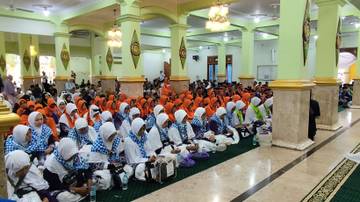 Ratusan Jemaah Haji Kota Madiun Resmi Diberangkatkan 