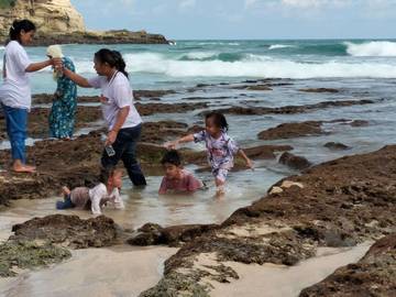 Ketika Laut Klayar Berbisik dan Batu Menyimpan Bahaya