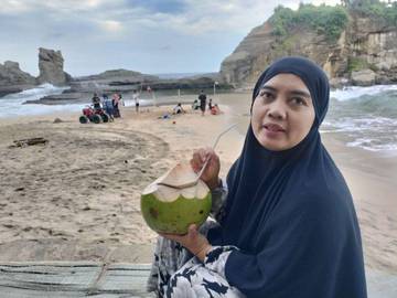 Kelapa Muda KLAYAR di Tepi Samudra