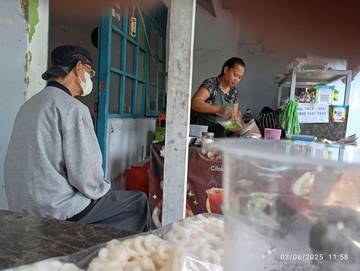 Rujak Petis Seporsi Rp 5000 ?