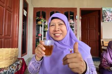 Begini Sensasi Minum Teh Sambil ‘Nyokot’ Gula Merah