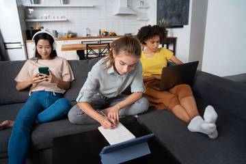 Gen Z: Digital Native dalam Tekanan Era Online
