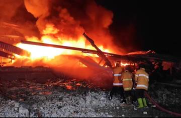 Pabrik Sepatu Terbakar, Damkar Ngawi Sampai Panggil Bantuan