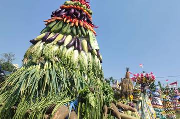 Puluhan Gunungan Mewarnai Kirab Budaya Grebeg Sewulan