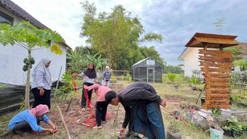 Mahasiswa KKN-T Unipma Kerja Bhakti Bersihkan Lahan Gemaparut Karangsono 