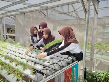 Tumbuhkan Jiwa Peduli Lingkungan, Siswa SMPN 9 Madiun Belajar Buat Kompos dan Observasi Alam 
