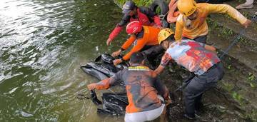 BPBD Magetan Evakuasi Motor Wisatawan Usai Longsor di Selatan Telaga Sarangan
