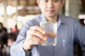 Minum Air Dingin Setelah Makan Bikin Lemak Membeku?