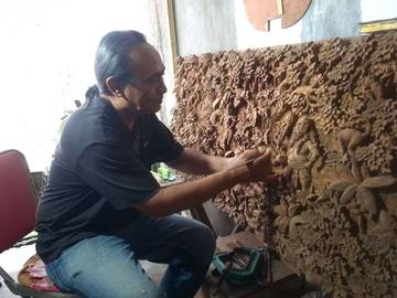 Seniman Kriya Ungkap Tantangan Membuat Relief Berbahan Semen dan Kayu