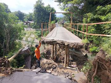 Jembatan Nambak Ponorogo Ambrol, Dua Pengendara Luka-luka
